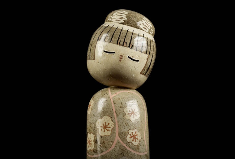 bambola kokeshi travertino romano